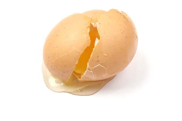 Beschädigtes braunes Ei isoliert auf weißem Hintergrund. — Stockfoto