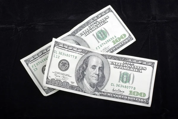 US-Dollarnoten isoliert auf schwarzem Samthintergrund. — Stockfoto