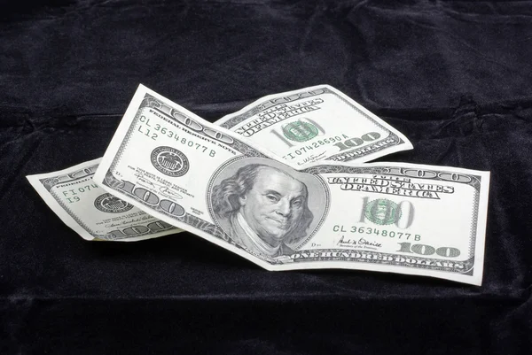 Банкноты в долларах США изолированы на черном бархатном фоне — стоковое фото