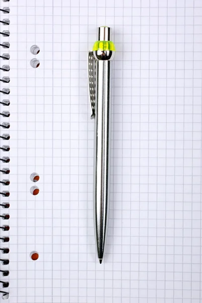Tükenmez kalem metal kalem spiral defter üzerinde döşeme. — Stok fotoğraf
