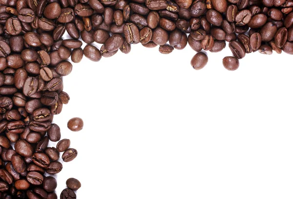 Kávová zrna v rohu izolovaných na bílém pozadí. prázdné místo — Stock fotografie