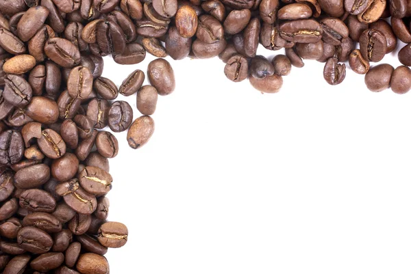 Kávová zrna v rohu izolovaných na bílém pozadí. prázdné místo — Stock fotografie