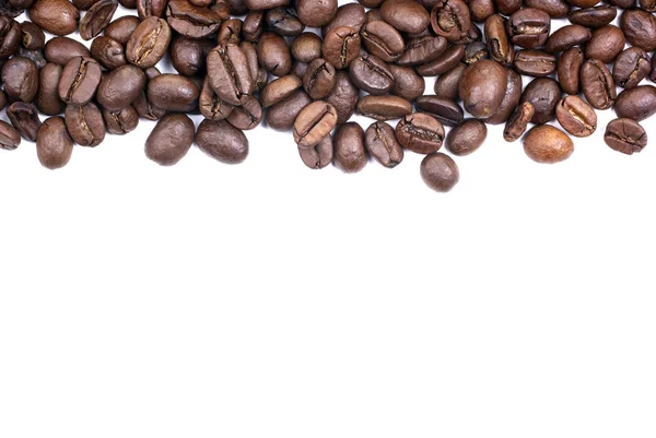 Hnědá pražená kávová zrna izolovaných na bílém pozadí. prázdné s — Stock fotografie