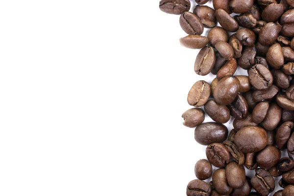 Granos de café macro aislados sobre fondo blanco . — Foto de Stock