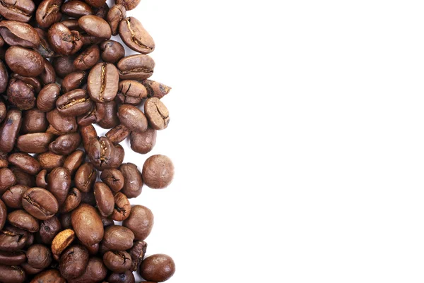 Tmavě kávová zrna izolovaných na bílém pozadí. — Stock fotografie