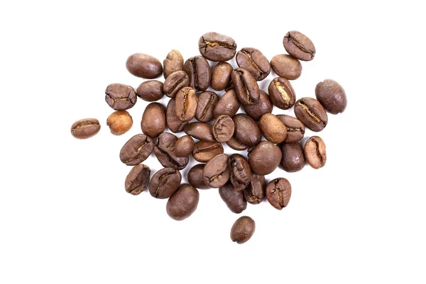 Haldy hnědé pražená kávová zrna izolovaných na bílém pozadí. — Stock fotografie