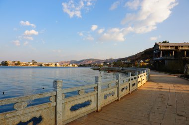 camino de consejos por lago