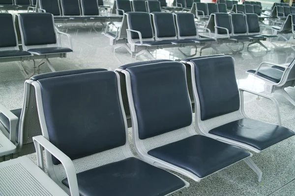 Stühle in der Abflughalle — Stockfoto