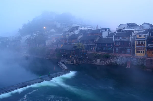 霧深い川の風景 — ストック写真