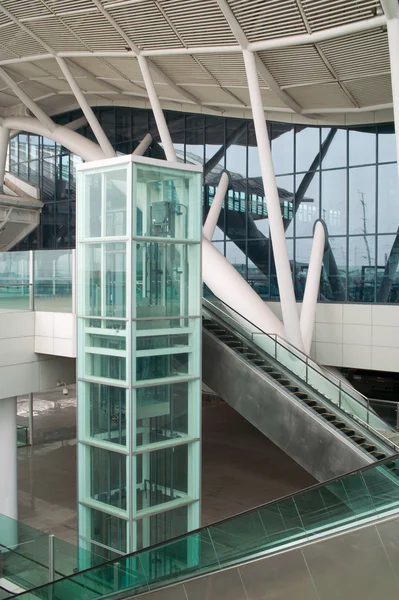 Ascenseur et escalator en verre — Photo