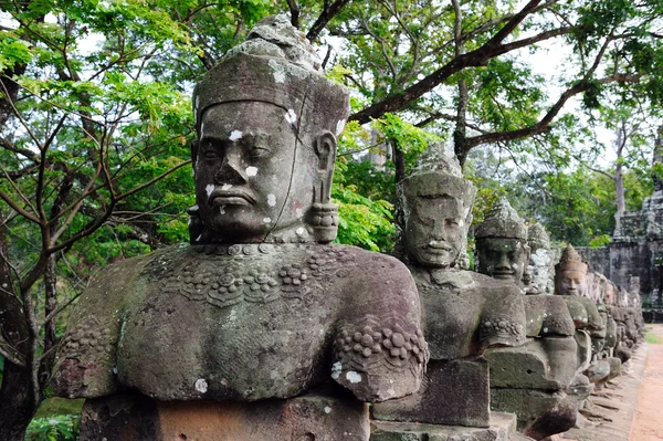 Estatuas cerca de Ankor Thom gate —  Fotos de Stock