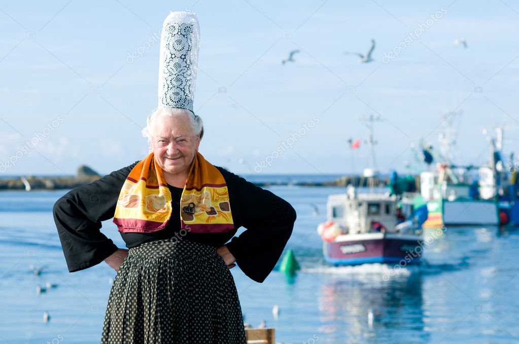 Femmes bretonnes  avec coiffe  en  Bretagne image libre de 