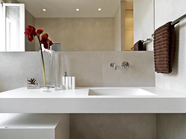 Деталь умывальника в современной ванной комнате — стоковое фото