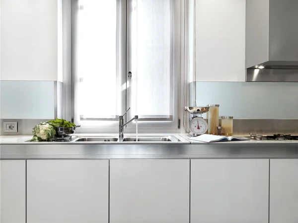 Dettaglio lavandino sulla cucina moderna — Foto Stock
