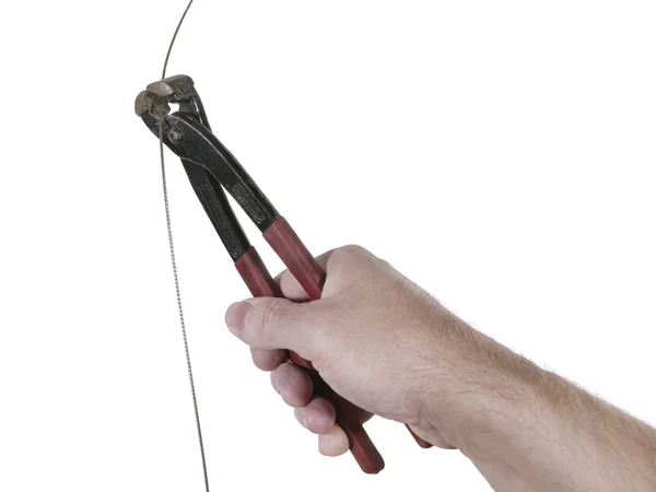 El hombre que corta con un alicate un alambre —  Fotos de Stock
