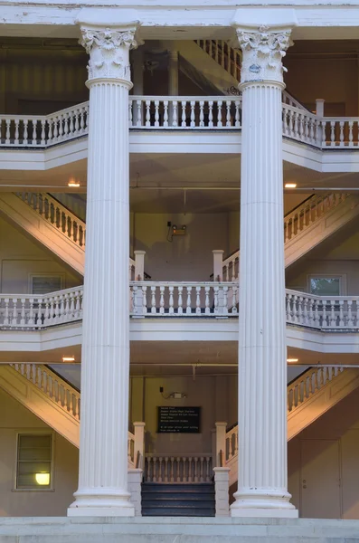 Colunas e escadas — Fotografia de Stock