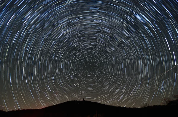 Stjärna spår över ett berg — Stockfoto