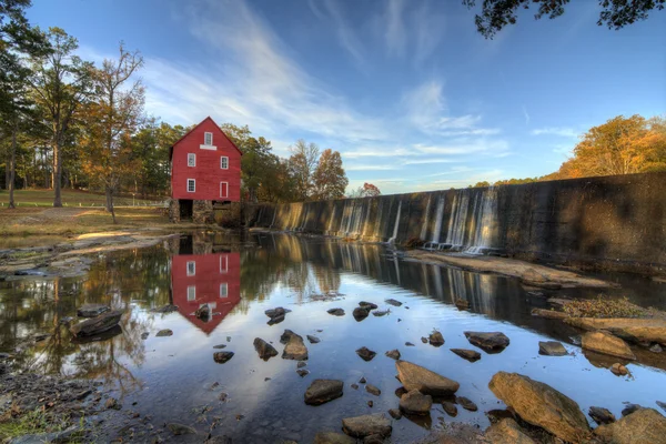 Mühle auf einem Damm — Stockfoto