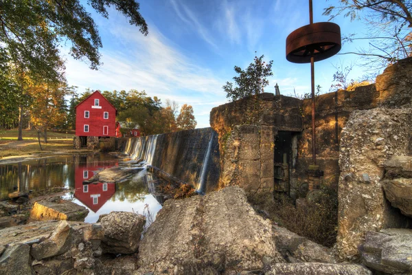 Moulin sur un barrage — Photo