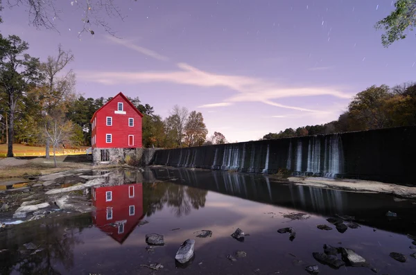Mühle auf einem Damm — Stockfoto