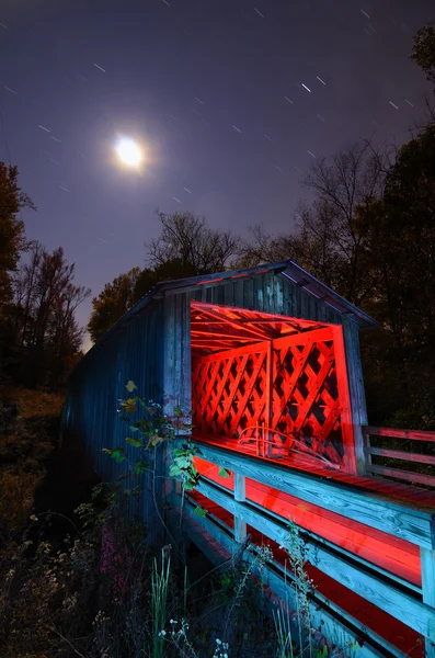 Światłem malowane drewniane kryty most — Zdjęcie stockowe