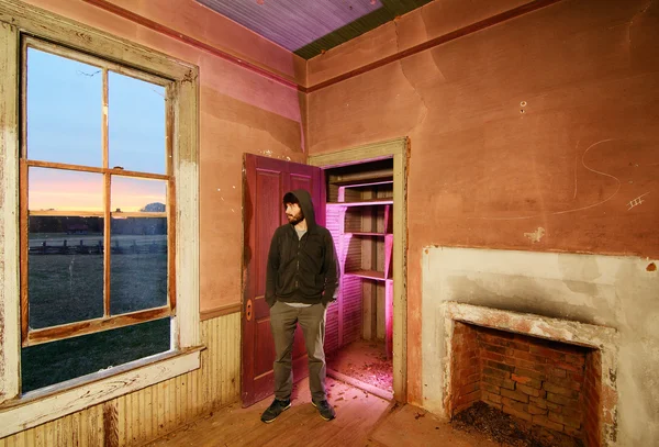 Homme dans une maison abandonnée — Photo