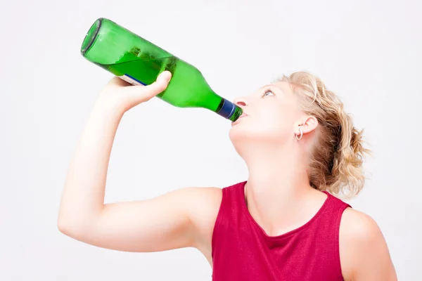 Kobieta pijąca alkohol — Zdjęcie stockowe