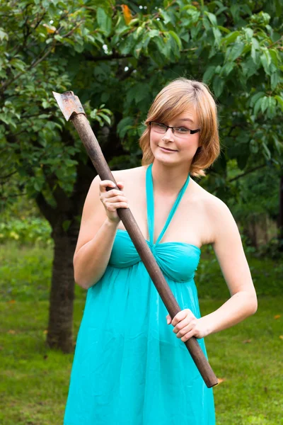 斧を持つ女性 — ストック写真
