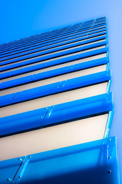 Abstrakter hellblauer Wolkenkratzer — Stockfoto
