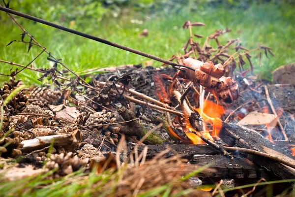 Lagerfeuer und Würstchen — Stockfoto
