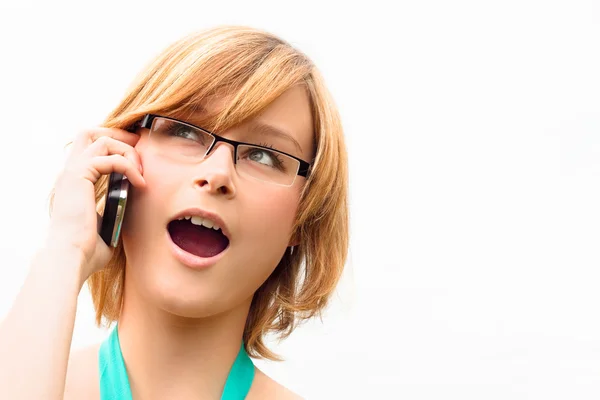 Verrast jonge zakenvrouw op telefoon — Stockfoto