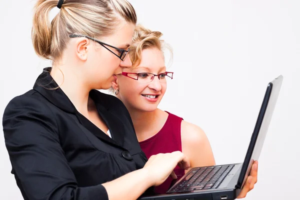 Dvě mladé podnikání žen s notebookem — Stock fotografie