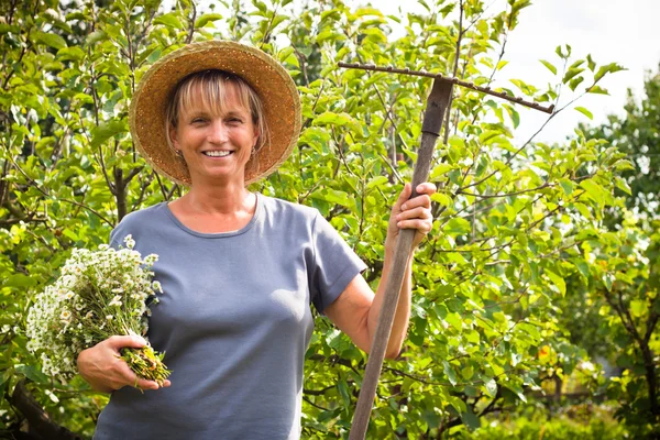 Femme heureuse jardinage — Photo