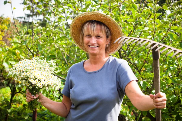 Mujer feliz jardinería —  Fotos de Stock