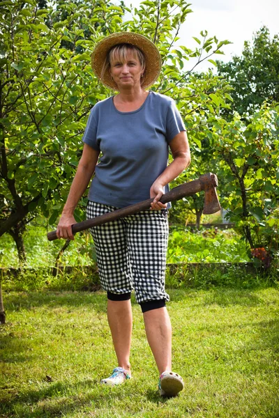 Smiling woman with axe — Stock Photo, Image