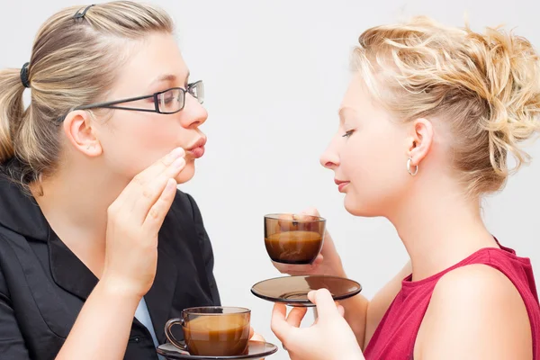 Kobiet korzystających z pyszna filiżanka kawy — Zdjęcie stockowe