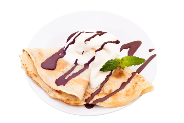 Crepe with ice cream and chocolate topping — Stock Photo, Image