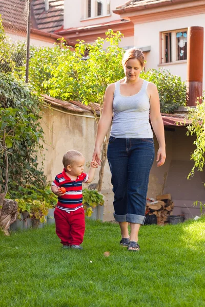 母と幼児の散歩 — ストック写真
