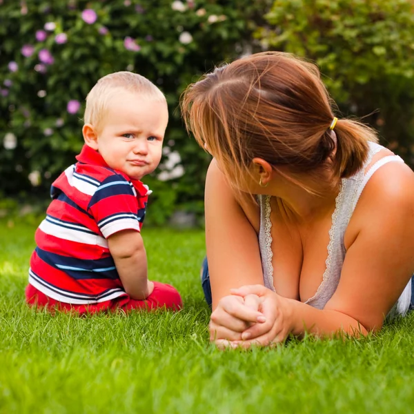 Offended toddler and his mother — Stock Photo, Image