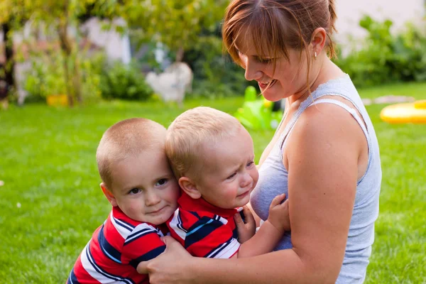 Счастливая мать и маленькие мальчики — стоковое фото
