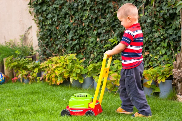 Gartenarbeit für kleine Jungen — Stockfoto