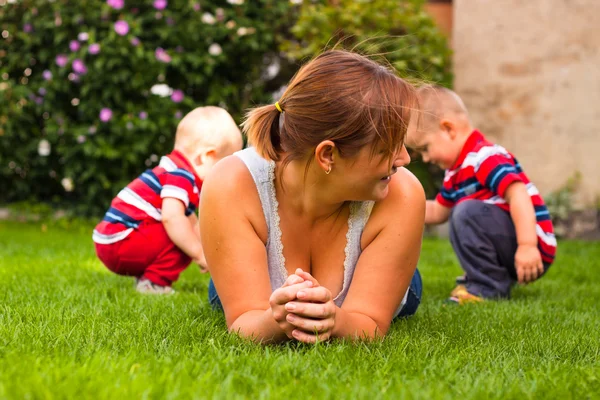 Madre con niños disfrutan del jardín — Foto de Stock