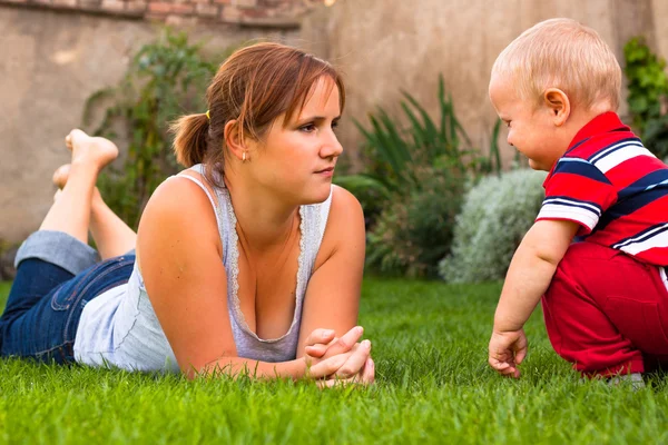 Mother with toddler serious moment — Stock Photo, Image