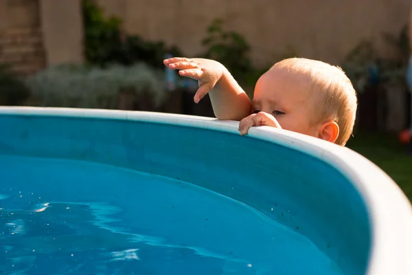 Criança explorar piscina — Fotografia de Stock