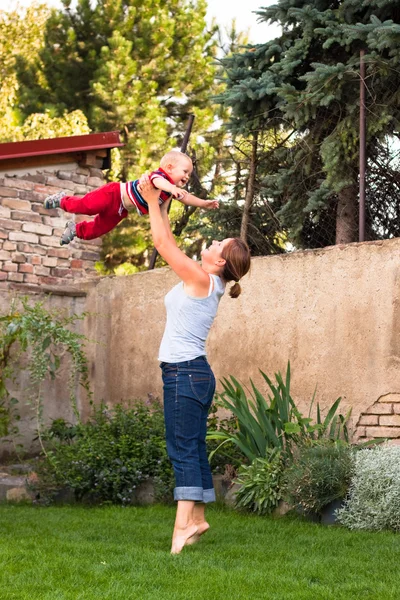 Donna felice che gioca con il bambino — Foto Stock