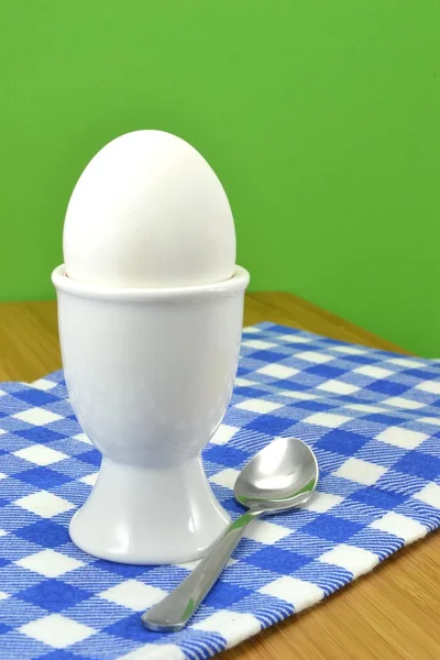 Huevo hervido en una taza —  Fotos de Stock