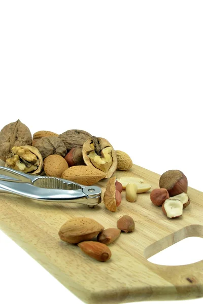 Выбор орехов на деревянной доске — стоковое фото