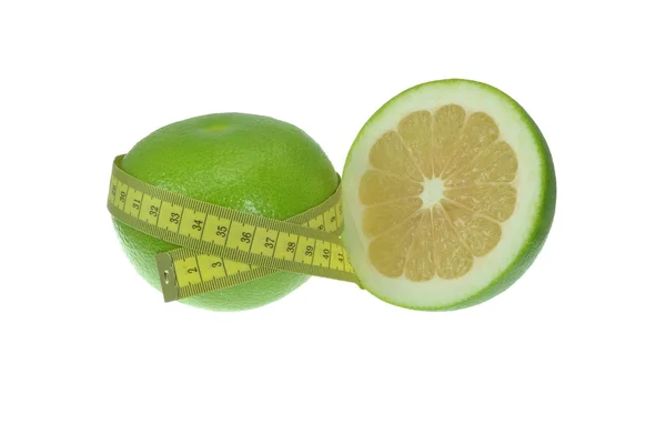 Un pamplemousse vert avec un ruban à mesurer — Photo