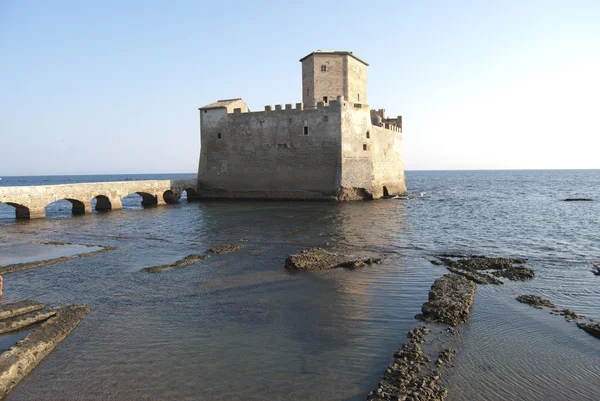 Het historische kasteel van torre astura — Stockfoto