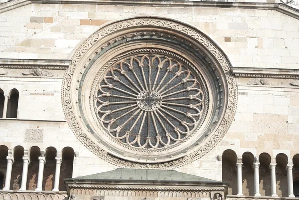 Rose fönstret på fasaden av katedralen i cremona — Stockfoto